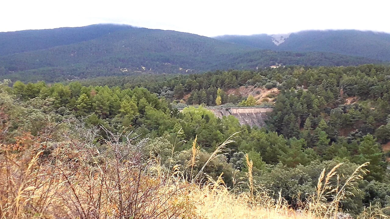 Embalse y paisaje abierto del plan de 3 horas